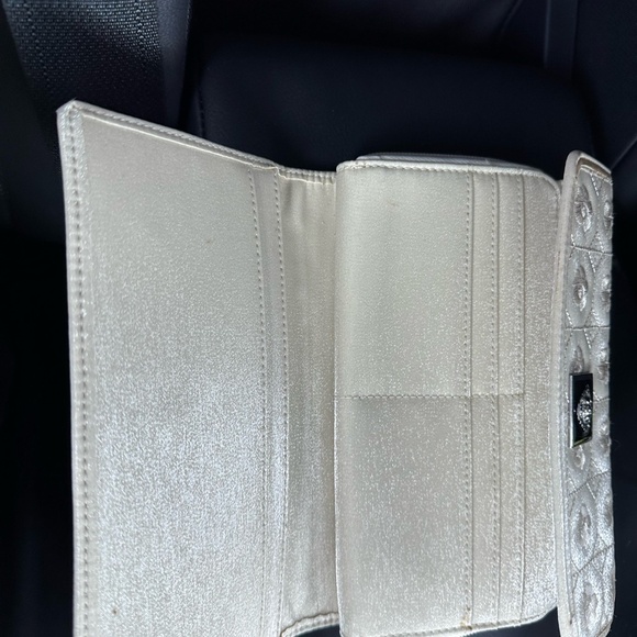 Elegant Cream Floral Clutch - Picture 2 of 3